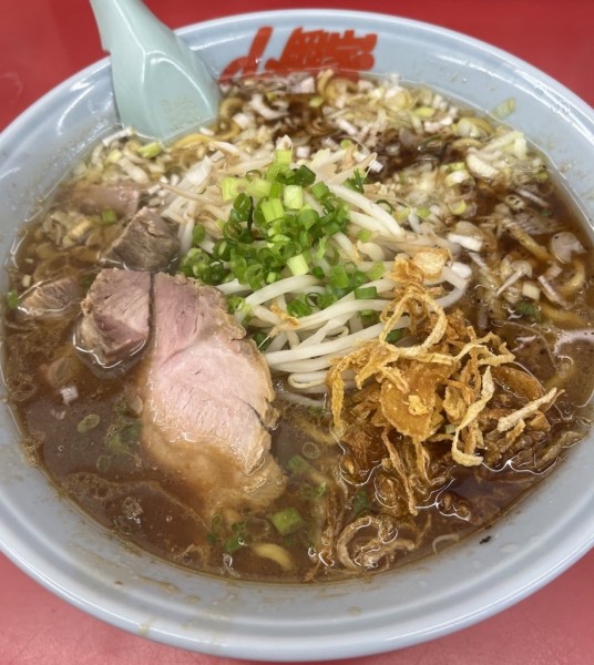 「焦がし醤油ラーメン大盛(1070円)」@ラーメン山岡家 伊勢崎宮子店の写真