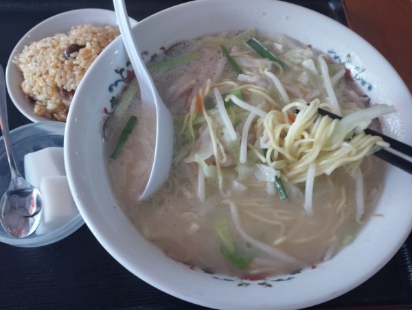 「ランチ 湯面+半チャーハン(900)」@中国料理 蒔田飯店の写真