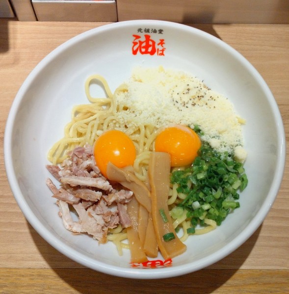 「油そば＋Aトッピング 930円」@元祖油堂 東京ラーメン横丁店の写真