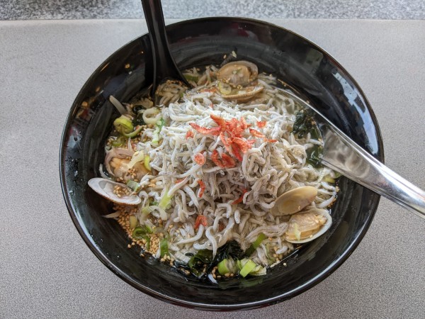「しらすメガ盛りラーメン：1,485円」@ラーメン花みずきの写真