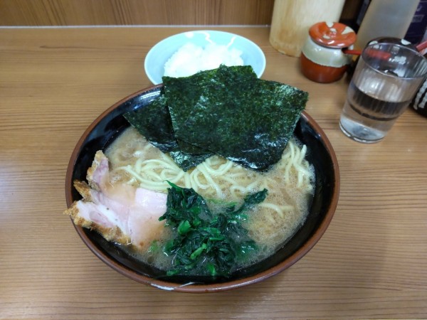 「ラーメン中　900　ライス　無料」@家系らーめん 武将家 外伝の写真