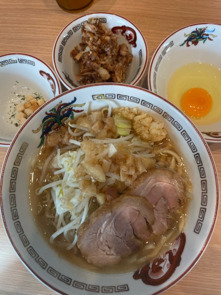 「ラーメン　生卵　ニクアブラ　アレ（青のりクルトン）」@豚山 環2下永谷店の写真