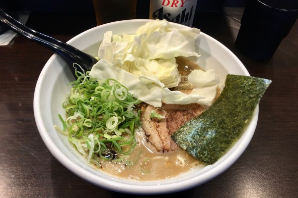 「フレッシュキャベツのもっこす熊本らーめん＋半替玉＋瓶ビール(小)」@ラーメンくれはの写真