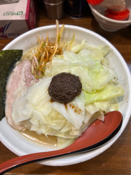 「熟成練り醤油らーめん(大盛)850円➕ゆでキャベツ50円」@『   』（無銘）の写真