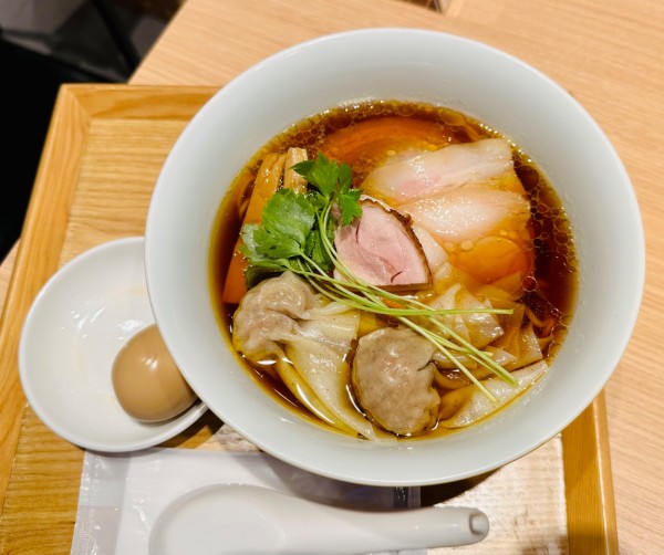 「【らぁ麺 紫陽花】特製醤油らぁ麺【2000円】」@ラーメンWalkerキッチンの写真