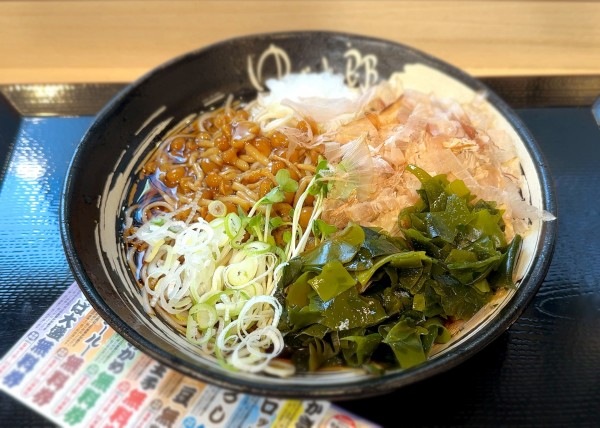 「冷しぶっかけなめこおろし(630円)+わかめ(クーポンん)」@ゆで太郎 錦町店の写真