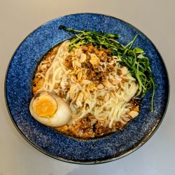 本場汁なし担々麺　990円