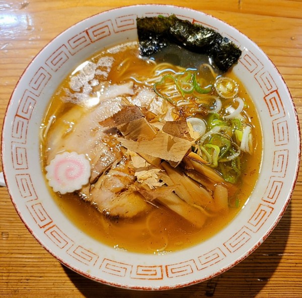 「追いガツオ中華そば」@自家製麺くをんの写真