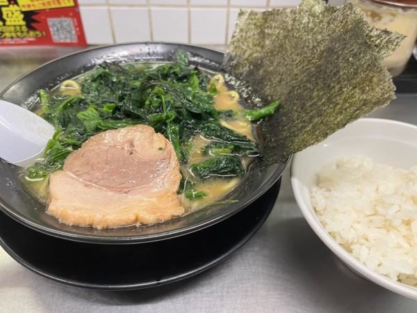 「ラーメンこいめほうれん草&ライス」@横浜家系ラーメン武骨家 溝口店の写真