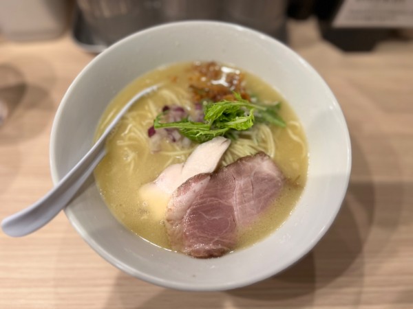 「鶏白湯らぁ麺  950円」@らぁ麺 なとりの写真