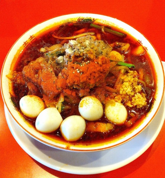 「辛スタミナらーめん 1050円＋うずら玉子 150円」@名古屋スタミナらーめん アブラカラメの写真