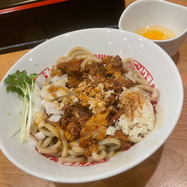 「肉とニンニクの麺 中200g（900円）トッピング生たまご（10」@ミゾグチヤの写真