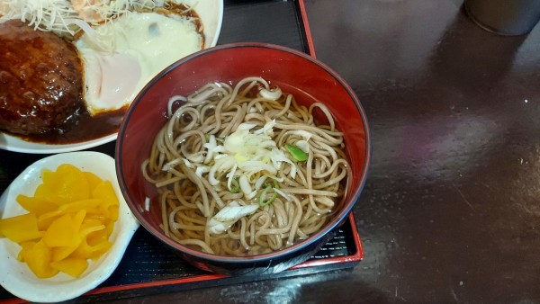 「ミニ蕎麦（デミハンバーグ定食のセット）800円」@そば・うどん たぬきの写真
