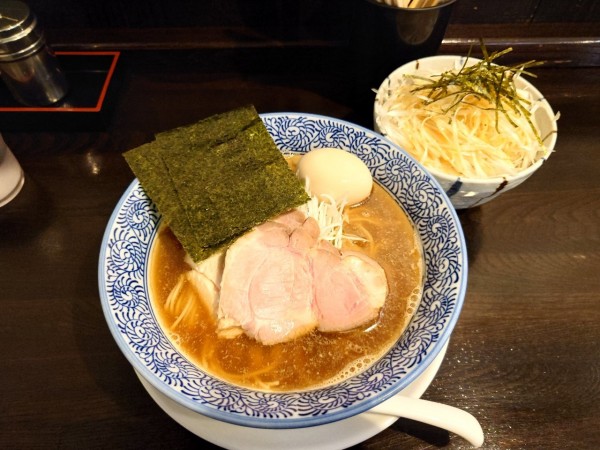 「特製あご出汁中華そば 細麺 ネギ塩チャーシュー丼」@麺屋 㐂助の写真