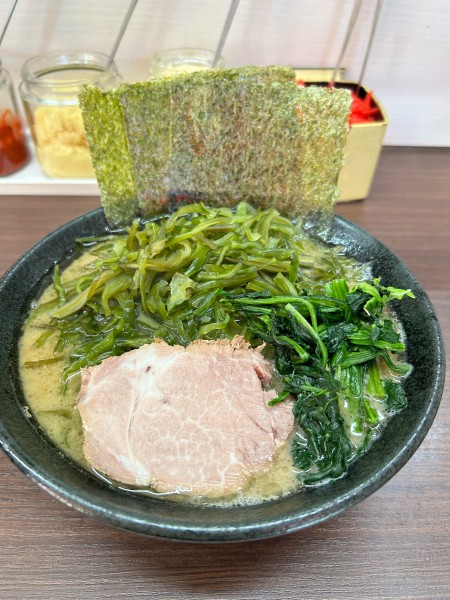 「茎わかめラーメン　950円」@川崎家 榎町店の写真