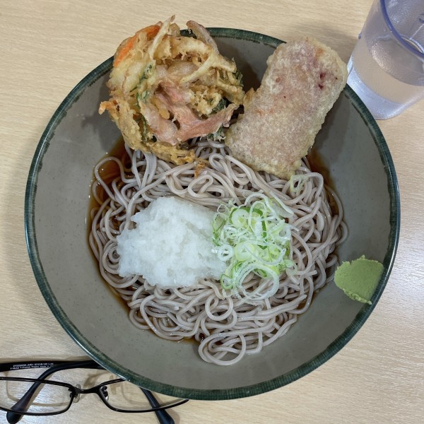 「新生姜のミニかき揚げ天と厚切りベーコン天そば」@名代 箱根そば 町田北口店の写真