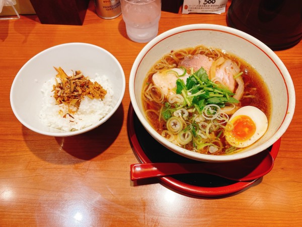 「石臼挽き中華蕎麦+北海道山わさびごはん」@富良野 とみ川 東京ラーメンストリート店の写真