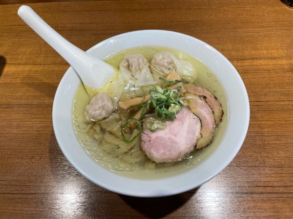 「名古屋コーチンの炙り肉中華そば塩（ワンタン）」@寿製麺よしかわ 川越店の写真