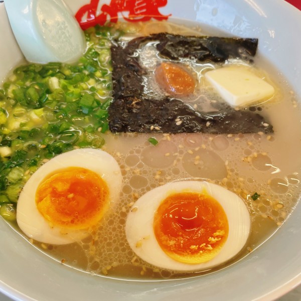 「朝ラーメン 510円 バター 80円 味玉」@ラーメン山岡家 大泉店の写真
