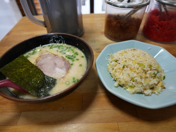 「博多ラーメン 粉落とし＋セットチャーハン」@博多ラーメン長浜や 上野店の写真