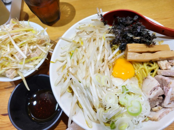 「油そば(細麺、ラー油)+ミニネギ丼」@味噌麺処 花道庵 北参道店の写真