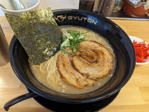 「ラーメン780円＋半替え玉50円」@GYUTONの写真