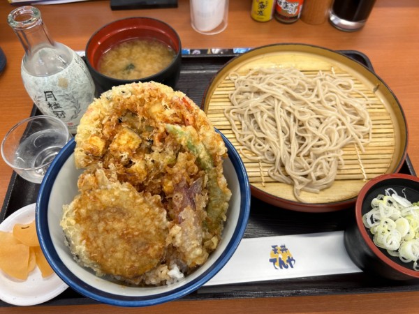 「夏野菜の天丼 小そばサービスセット1030円→990円」@天丼 てんや 志木東口店の写真