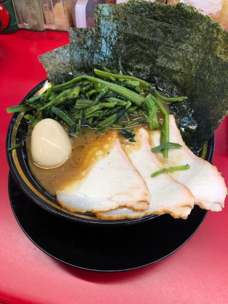 「チャーシューメン(3枚)味玉ほうれん草海苔増し」@王道家直伝 との丸家 八潮店の写真