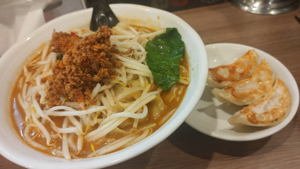 「マーラー刀削麺・大盛り・定食のセット餃子【3ケ】」@一龍 餃子亭の写真