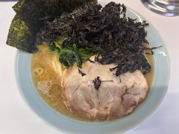 「ラーメン並(1玉)160g800円＋岩海苔100円」@横浜家系ラーメン 楊喜家の写真