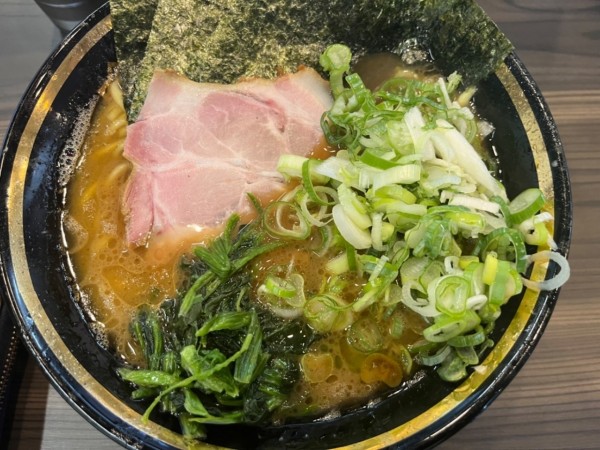 「ラーメン850円＋Twitter薬味ネギ」@家系ラーメン がくの写真