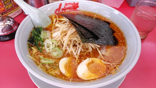 「辛味噌ラーメン　中辛　白髪ネギ、味玉トッピング」@山岡家 松本店の写真