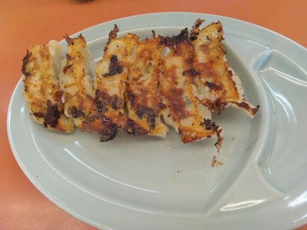 「ギョーザ350円(LINE友達登録で無料)焦がし醤油ラーメン」@ラーメン山岡家 桑名店の写真