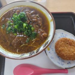 黒毛和牛カレーそば500円、JAFサービスでメンチカツ無料