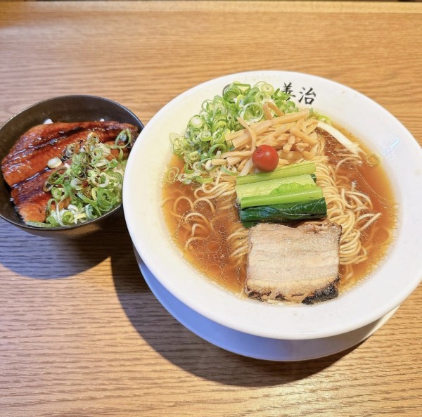 「醤油らぁ麺 名物うなぎ丼」@らぁ麺 善治 赤羽店の写真