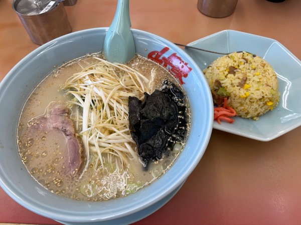 「塩らーめん（中盛）・白髪ネギ・チャーハン」@ラーメン山岡家 熊谷店の写真