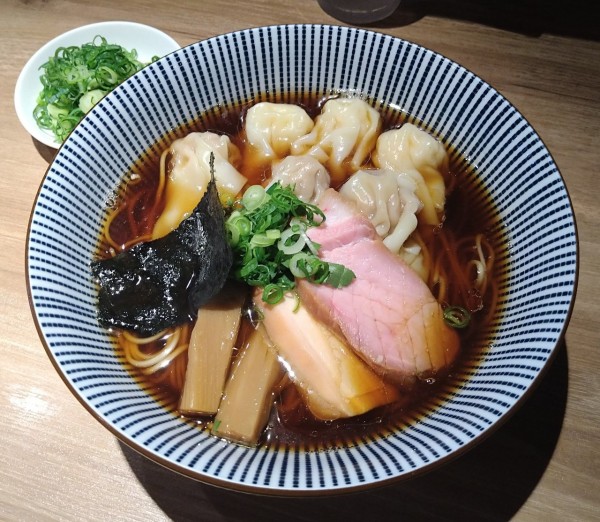 「黒旨特製ワンタン麺 1150円 九条ねぎ 100円」@中華soba いそべの写真