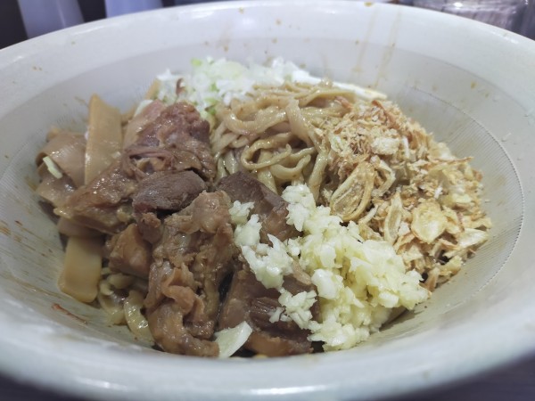 「ピリ辛汁なし担々風・大盛600・生卵（にんにく少な目）」@ラーメン富士丸  西早稲田店の写真