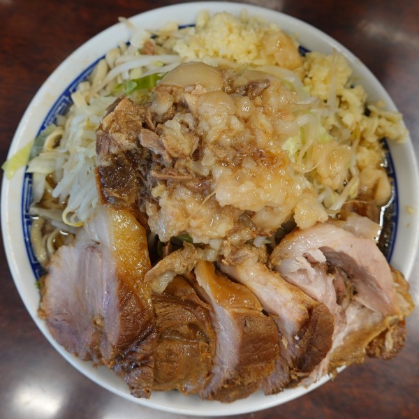 「ぶた大ラーメン 1,050円（野菜・ニンニク・アブラ）」@ラーメン二郎 めじろ台店の写真