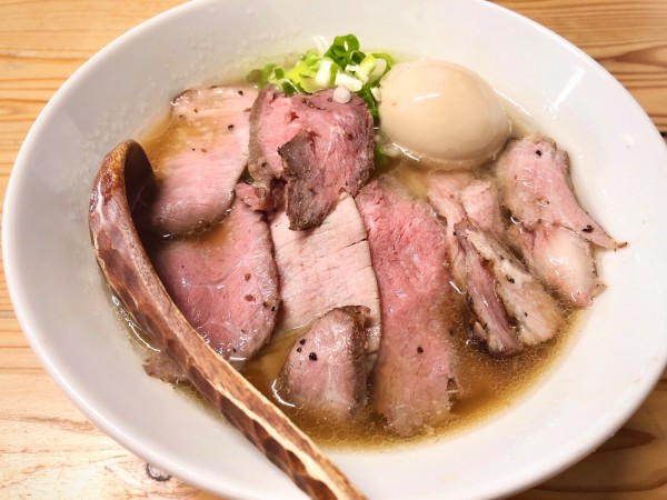 「牛骨あっさりラーメン、肉増し味玉付(1200円)」@麺榮 王様のラーメンの写真