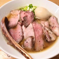 牛骨あっさりラーメン、肉増し味玉付（1200円）