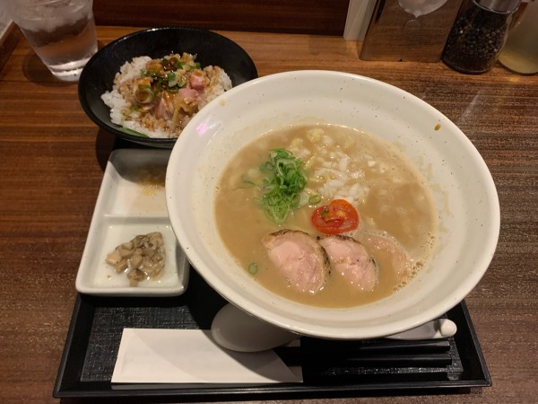 「鶏煮干し醤油らぁめん、炭火焼き鶏チャーシューご飯」@麺や いま村の写真