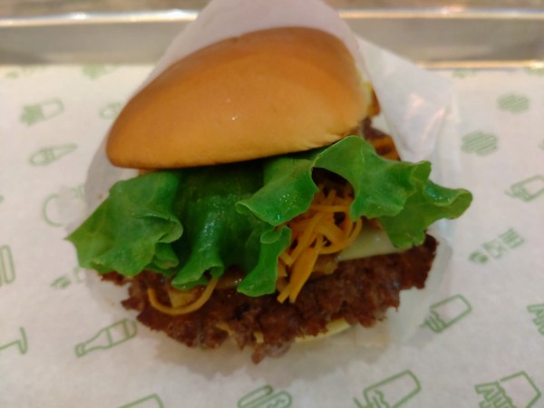 「（期間限定）カレーシャック・シングル　１１３３円」@Shake Shack 東京国際フォーラムの写真