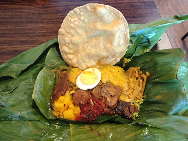 「スリランカカレーのバナナリーフ包み　１７６０円」@Apsara Restaurant & Barの写真