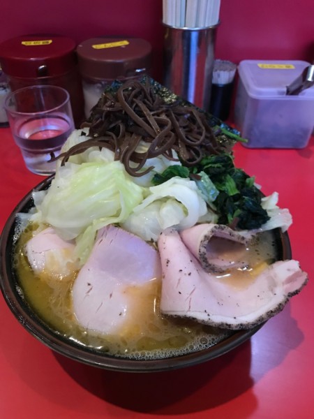 「チャーシューメン 900円＋キャベツ 100円」@どんとこい家の写真