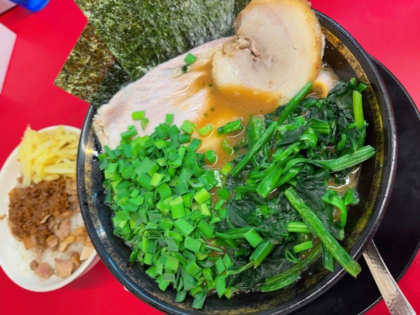 「ラーメン＋青菜＋バラ」@王道家直伝 との丸家 八潮店の写真