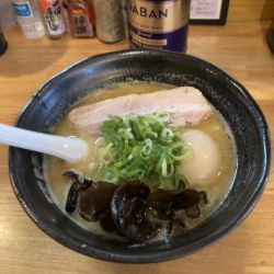 中濃とんこつラーメン 880円