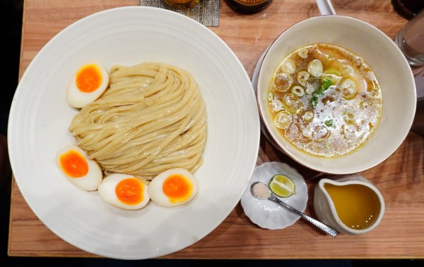 「味玉塩つけ＋中盛＋昆布水＋味玉＋瓶ビール」@麺処 ほん田 秋葉原本店の写真