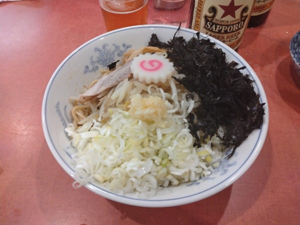 「油そば+ニンニク+バラのり+まかないチャーシュー+赤星2本」@らーめん 高尾の写真