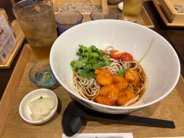 「パクチー香るエビチリ蕎麦1150円 他いろいろ」@天ぷらとそば ツクシの写真